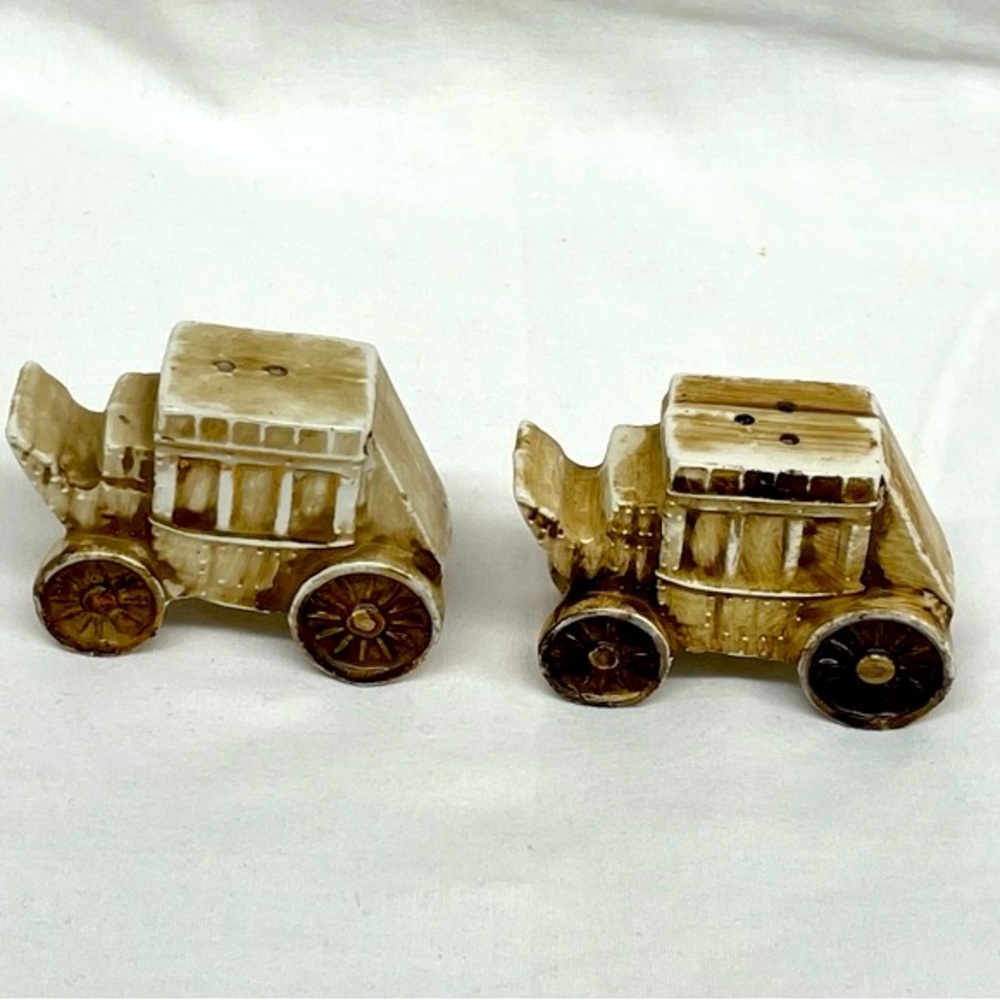 Vintage stagecoach ceramic salt and pepper shakers sz  3x2